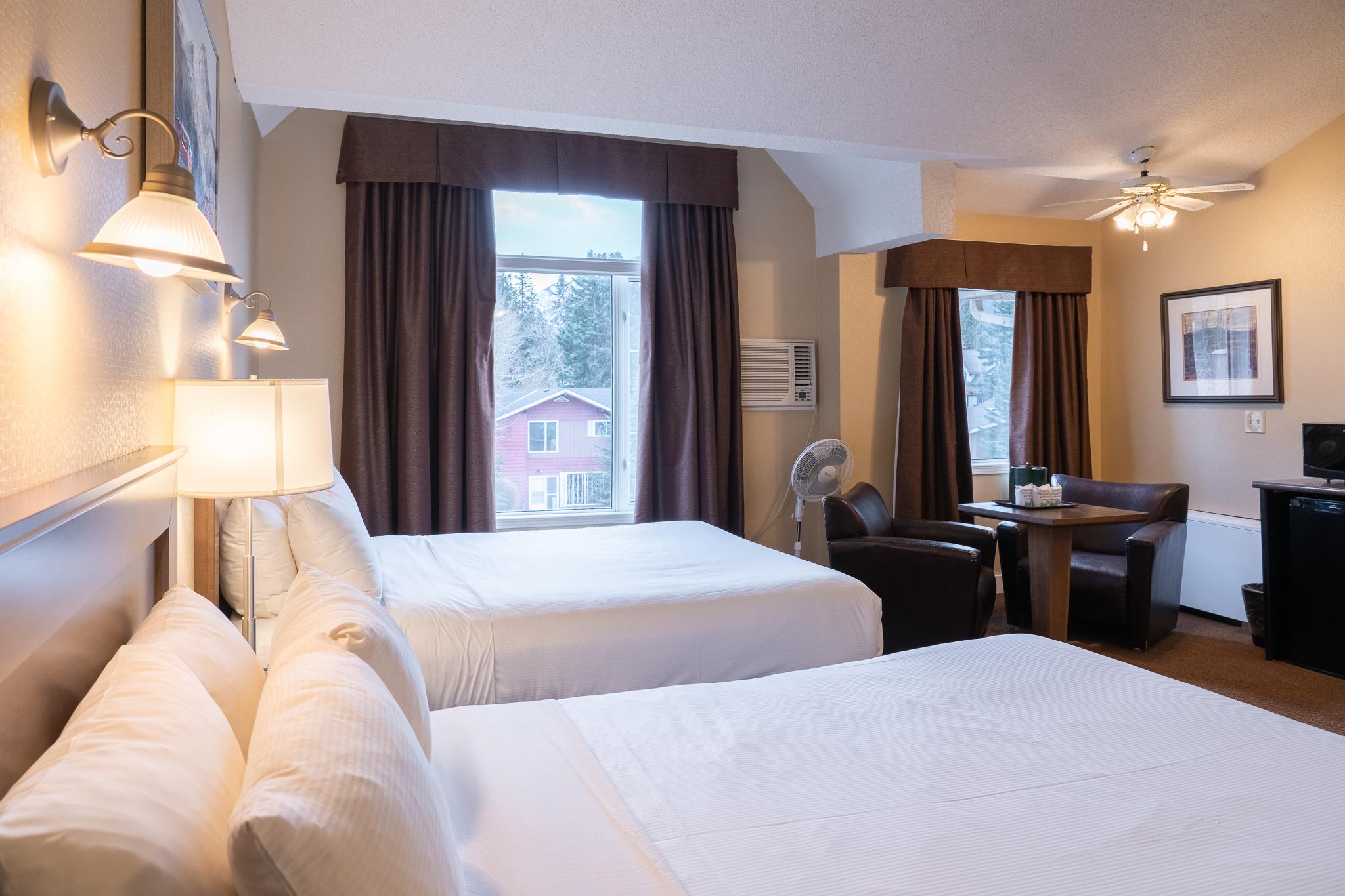 Irwin'S Mountain Inn Banff Exterior photo