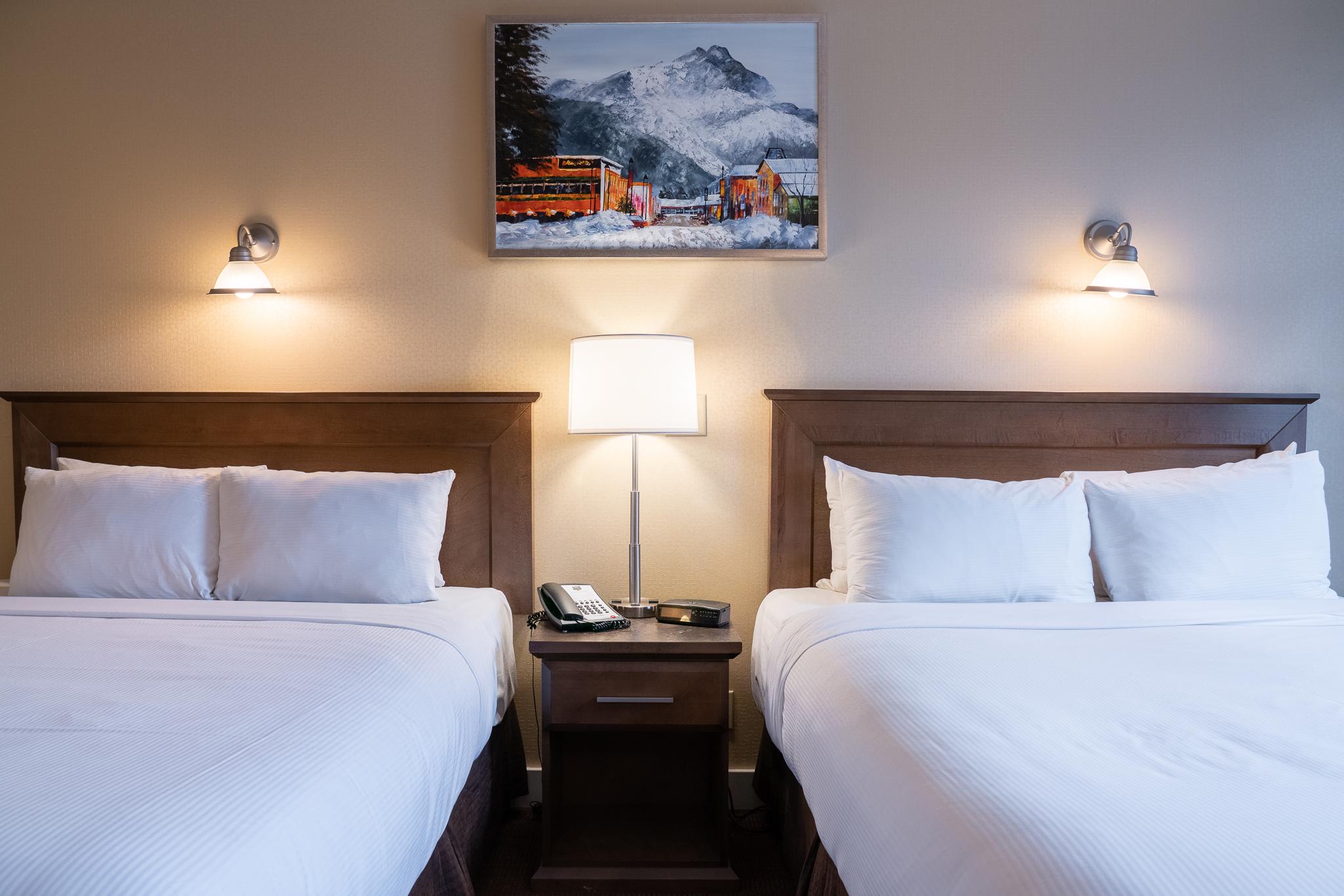 Irwin'S Mountain Inn Banff Exterior photo