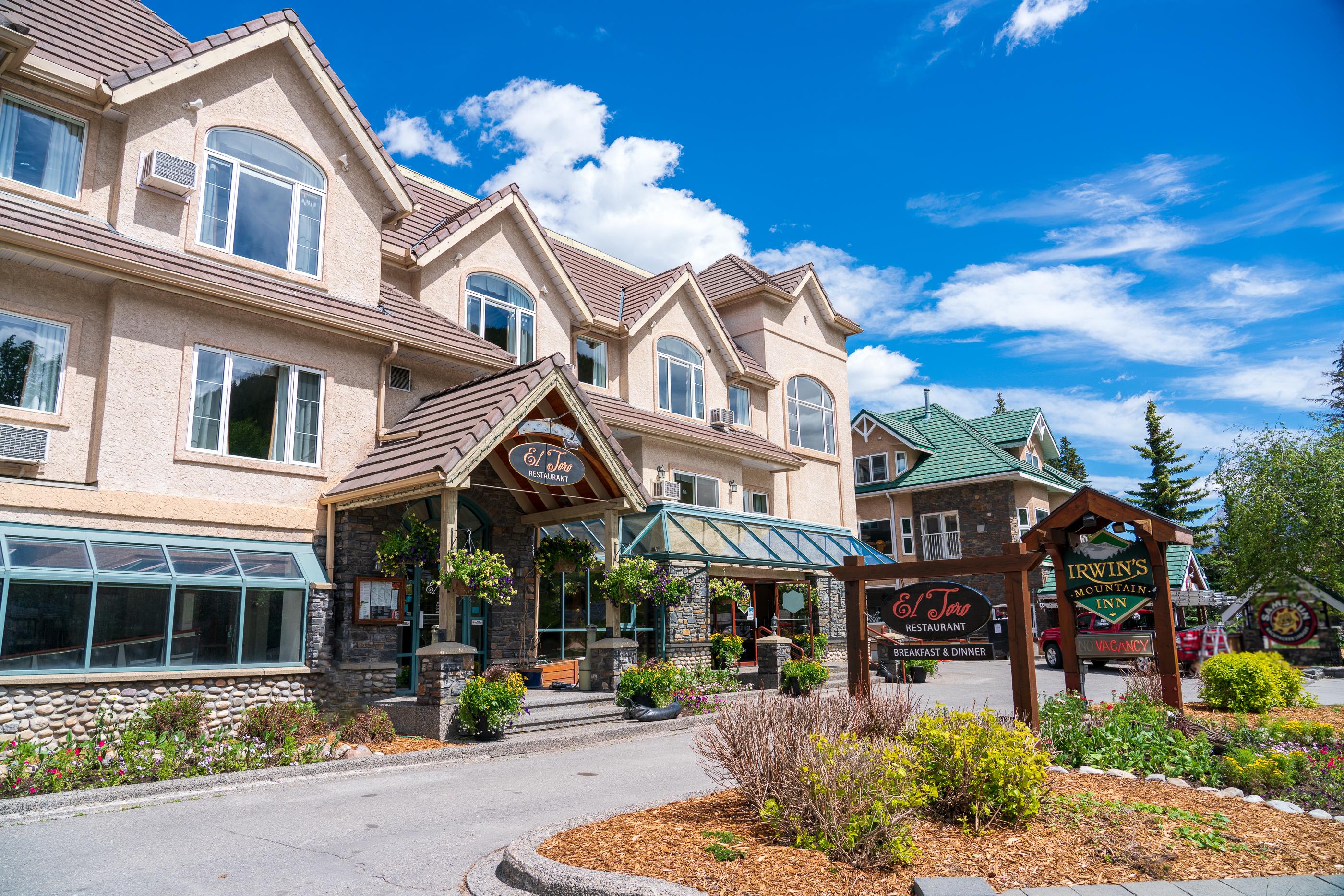 Irwin'S Mountain Inn Banff Exterior photo