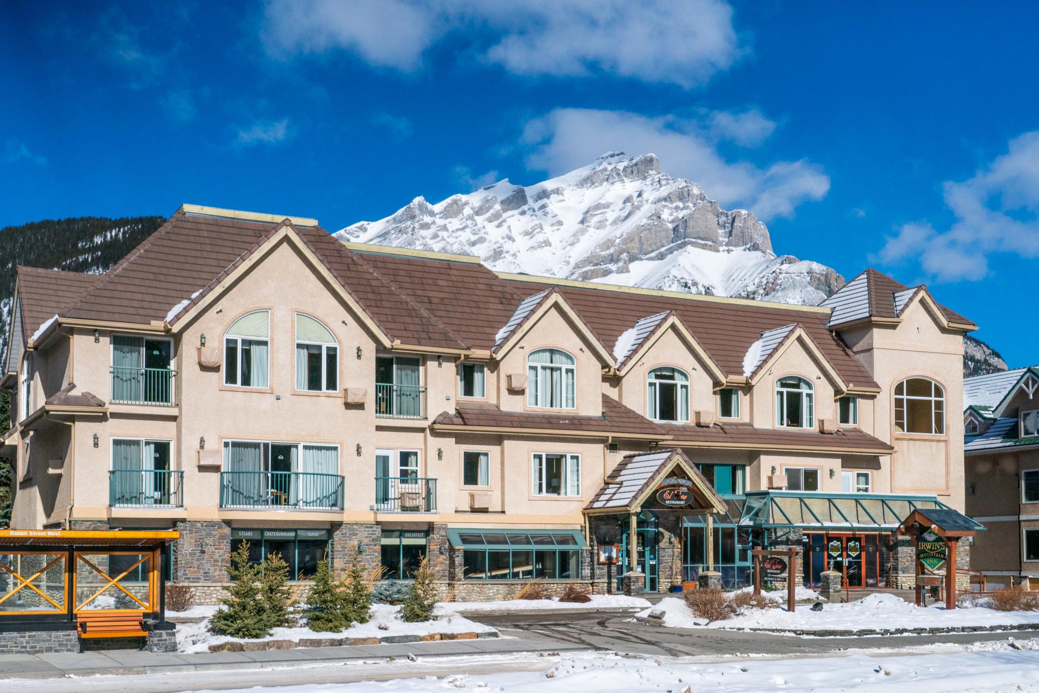Irwin'S Mountain Inn Banff Exterior photo