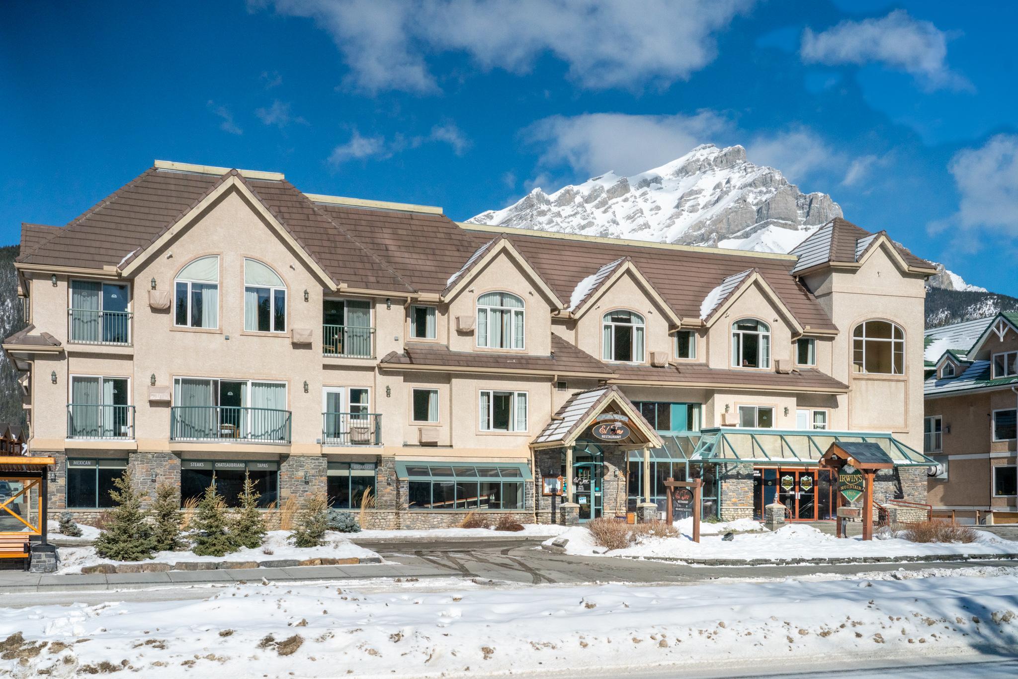 Irwin'S Mountain Inn Banff Exterior photo