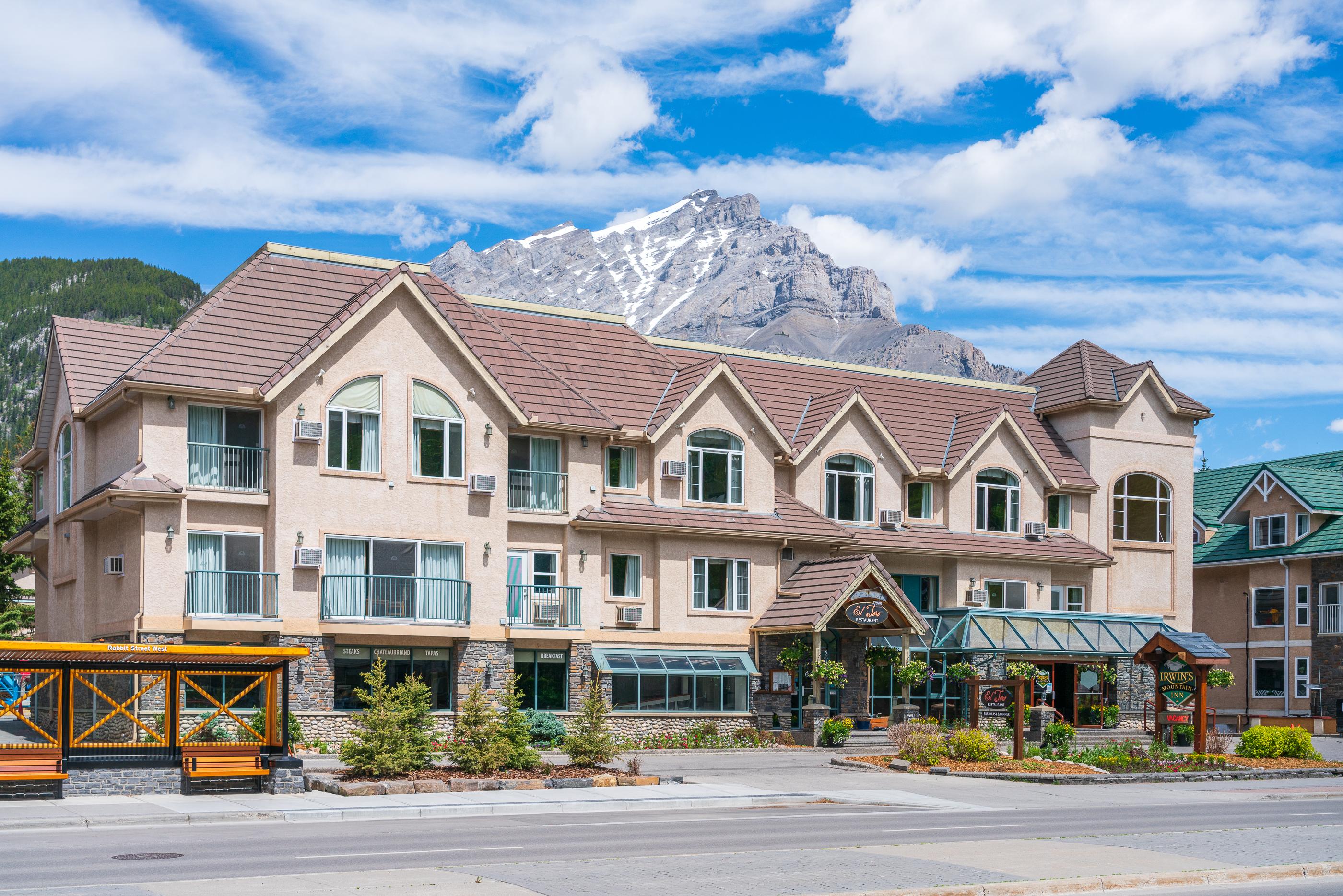 Irwin'S Mountain Inn Banff Exterior photo