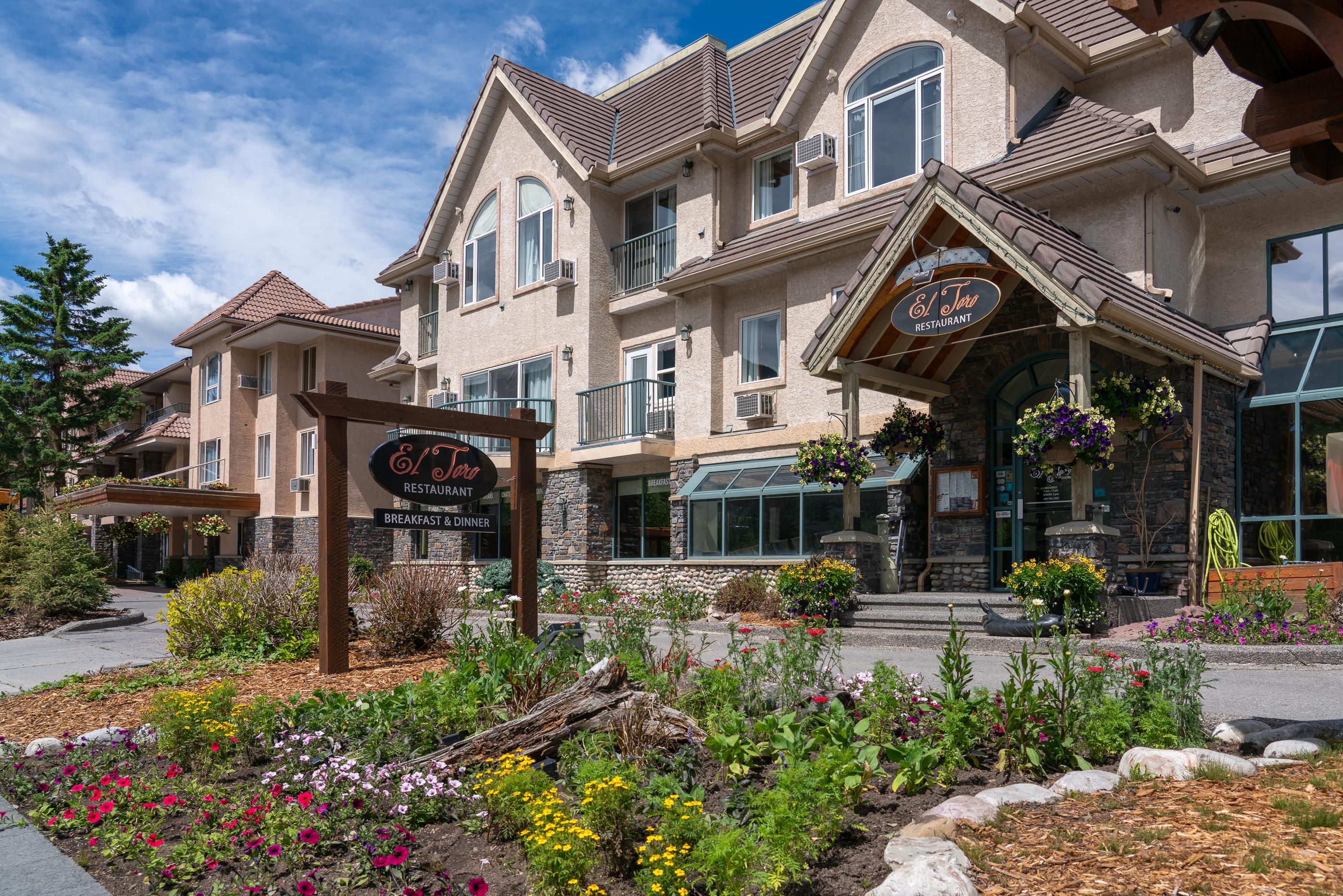 Irwin'S Mountain Inn Banff Exterior photo