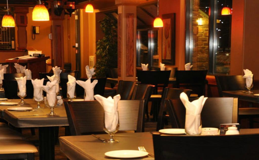 Irwin'S Mountain Inn Banff Exterior photo