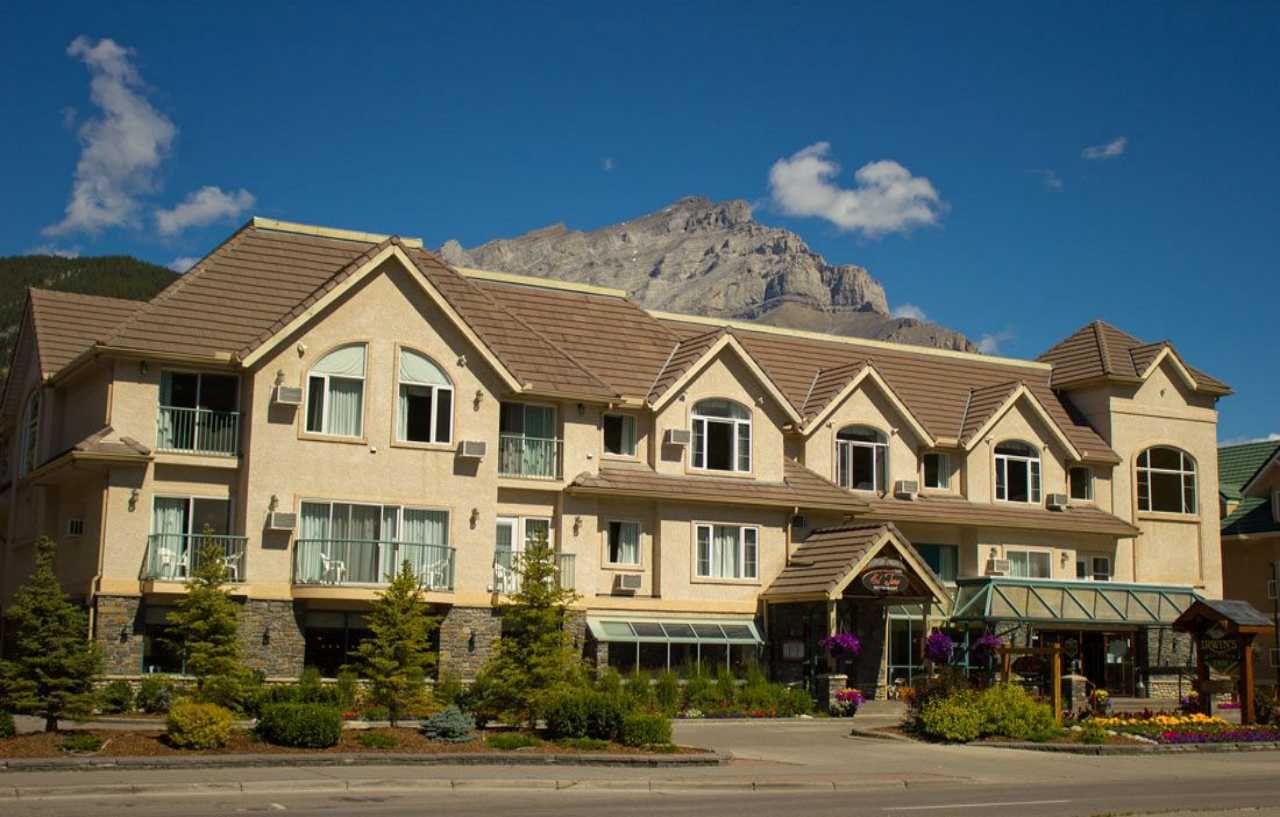 Irwin'S Mountain Inn Banff Exterior photo